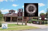 Best Western Plus All Settlers Motor Inn - Parkplatz