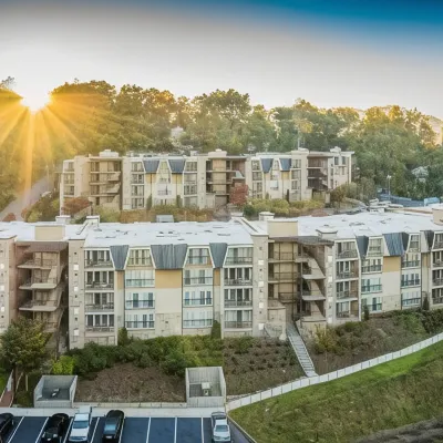 燈籠旅館 - 前身為比爾特莫公寓 阿什維爾購物中心（Asheville Mall）附近的飯店