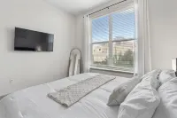 Downtown Houston Modern Elegant Loft with Free Parking/WiFi/Skyview/Pool - Condos