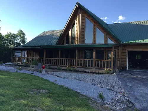 Spacious 5 bedrooms, three stories log cabin with WiFi, AC in charming Bronston