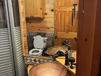 Cozy cabin with 1 bedroom, Lakefront views in tranquil Terry! Hotels in Byram