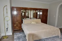 Spacious 4 Bed Island House on Lake Hamilton with Boat Slip