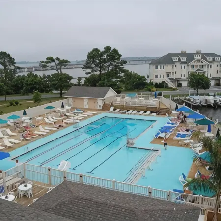 Waterfront- Pet OK- Pools-Sleeps 8-Self Check-in Beach Club Parking Included.