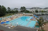 Waterfront- Pet OK- Pools-Sleeps 8-Self Check-in Beach Club Parking Included. - 3성급
