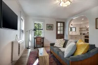 Charming Loft Bedroom Cottage in Downtown White, 1 block away from everything - Homestays