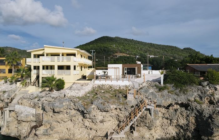 Luxury Oceanfront Retreat with Panoramic Views and Modern Comforts