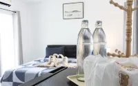 Charming White Wooden Home Stay - 小旅館