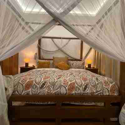 Luxurious 1bedhideaway with pool, AC &beach access Rooms