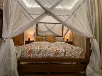 Luxurious 1bedhideaway with pool, AC &beach access Hotels in 