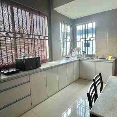 J5 Bintulu Homestay -Private Ground Floor Stay Dining/Meeting Rooms