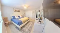 Naples Park Oasis - Cozy Two Bedroom Apartment - 4-Star