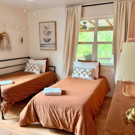 5/4 including 2 in-laws suites, 1 min to downtown!