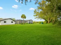 Luxury Tropical Pool Villa – Spacious Escape for Large Groups, Sleeps 22+ Hotels in Lutz