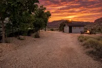 2 Acre  Retreat, Sauna, Fire Pit, Decks, Views, 35 Min to Zion, 45 GC, 45-Bryce