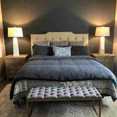 Magical Retreat!  Contemporary and Cozy Park Hill! Rooms
