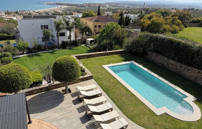 Elegant Villa W/ Views Of The Mediterranean, Gibraltar, Beach & Sotogrande Port