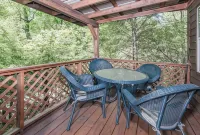 Raccoon Loft - Secluded Cabin with Fire Pit and Pickleball - Chalets