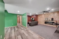 NEW 4-bedroom home, private, hot tub, fenced yard, pet friendly - 부티크