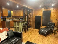 Cozy cabin with 1 bedroom, Lakefront views in tranquil Terry! Hotels in Byram