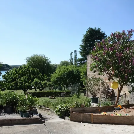 Cozy vacation home with lake view and garden. The bathing area is only 2 minutes away!