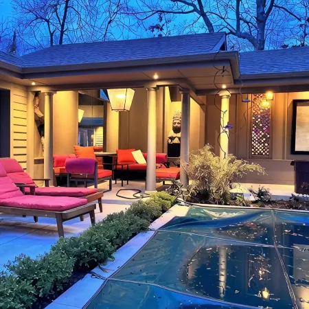 3BR secluded gem w/ pool, minutes to beaches/marinas, walk to town & restaurants