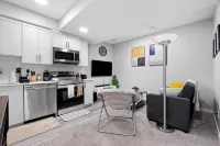 Modern & Cozy 1 Bedroom Suite in SouthWest Calgary - Free Parking + Fast Wifi - บังกะโล