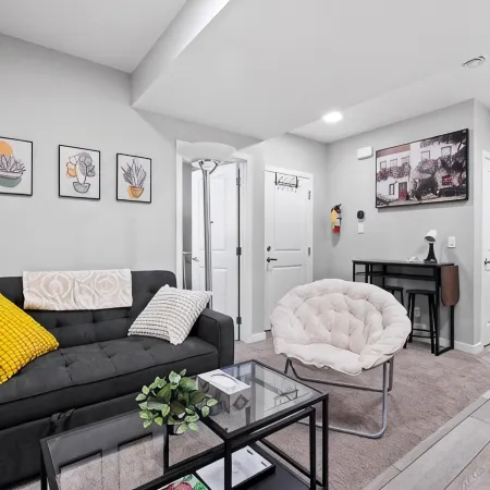 Modern & Cozy 1 Bedroom Suite in SouthWest Calgary - Free Parking + Fast Wifi