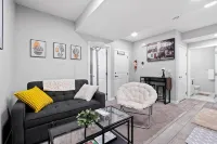 Modern & Cozy 1 Bedroom Suite in SouthWest Calgary - Free Parking + Fast Wifi - บังกะโล