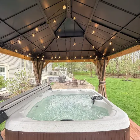 Cozy Ithaca Retreat - Fenced Yard - 7 min drive to Cornell - Ev Charger