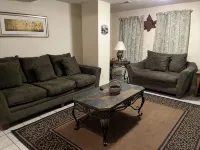 #03 Downtown double couple retreat with king beds. Hotels in Lorain