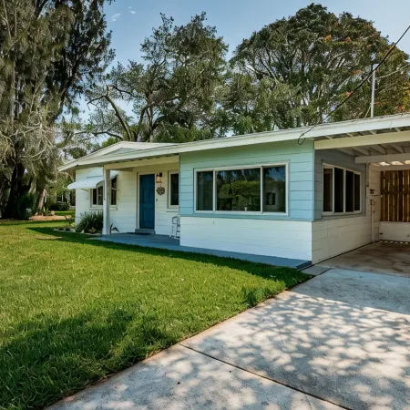 Charming bungalow minutes away from the BEACH, local restaurants & shops.