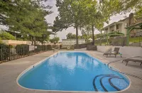 Cozy Cottage in Downtown Branson with a Pool - Country Houses