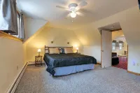 Spacious 1 Bedroom Apt w/King Bed Full Kitchen & Bathroom