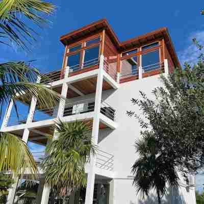 Royal Palm @ Palm Life Belize: Upscale condo overlooking the Caribbean Sea! Hotel Exterior