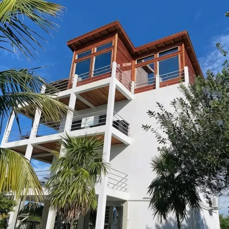 Royal Palm @ Palm Life Belize: Upscale condo overlooking the Caribbean Sea!