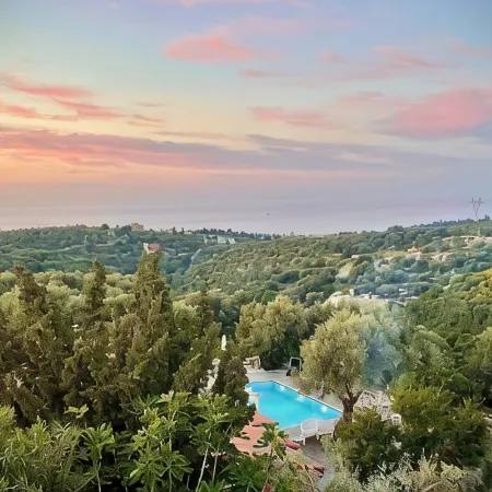 House of character with swimming pool private and seen on sea