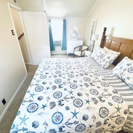 Stand-alone cottage, ocean view, seconds to beach, and short walk to downtown!