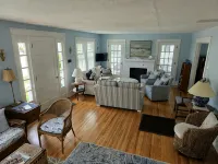 Charming, Bright & Airy Beach Home - Half a Block to Ocean at Start of Boardwalk - Хоумстей
