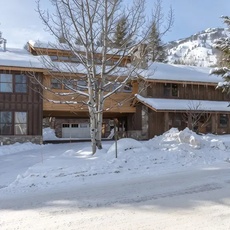 Fantastic Ski Access: Sleeps 10 HotTub GameRoom Huge Kitchen  Perfect for Groups