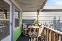 Tremont - 2BR apt - Pet Friendly, Convenient to Stadiums, Clinic, Museums & more - balcony
