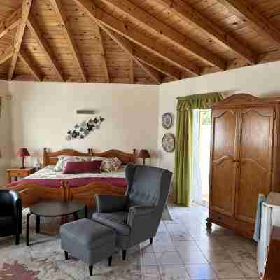 Villa Lagos Algarve for families & friends, 6 bedrooms, 7 bathrooms, pool, BBQ Rooms