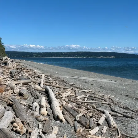 Year Round Beachfront Escape. Mountain Views, Hot Tub, Dedicated Retreat Room