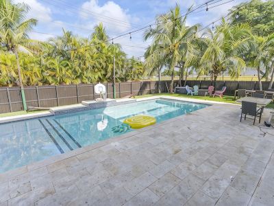 Large Family Retreat • Pool • Game Room • Gym • Near Beaches • Shopping!