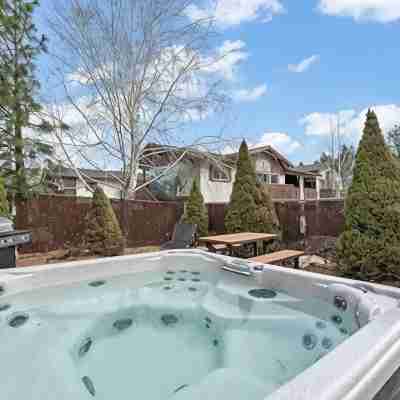 Cozy Bavarian Getaway ~ 5-Star Location ~ Hot Tub! Fitness & Recreational Facilities