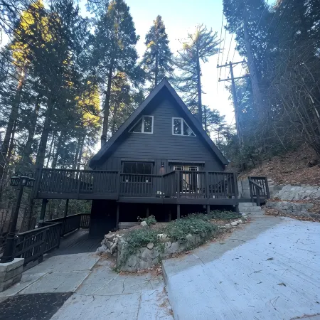 RemodeledLux Black Cabin in Lake Arrowhead W/ Full Studio. 3 min to the Lake.