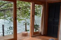 Spectacular Lakefront Cabin with luxury outdoor shower - Homestays