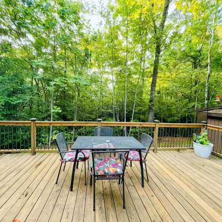 Charming 2-bedroom private cabin with AC, Hot tub in lovely Morganton, Georgia
