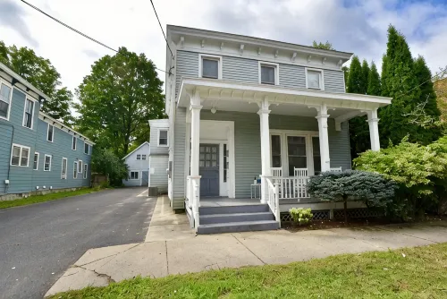 Walk Everywhere! Location Between Broadway and Racetrack - Apartments