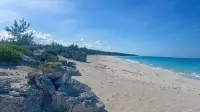 步行片刻到海灘 & 距機場僅數分鐘 新建兩臥室別墅！ - 4 星級