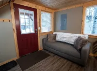In the heart of Downtown Talkeetna: Susitna Cabin - Hytter
